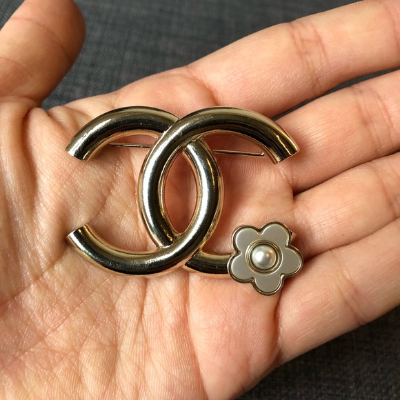 AUTH Chanel CC Silver Classic Brooch Camilla 🌸 - Picture 5 of 7